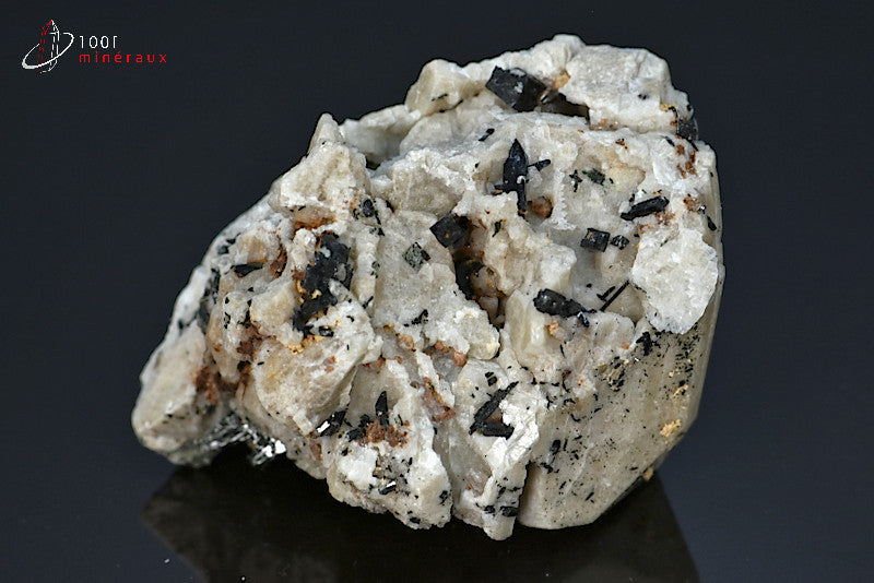 Minéral d'aegirine cristallisée noire sur Orthose du Malawi