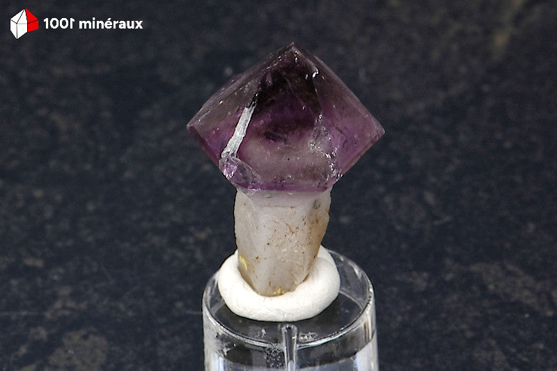 Améthyste sceptre de Madagascar sur socle - Cristal pourpre et pied blanc - 2,8 x 1,8 x 1,8 cm - BH702
