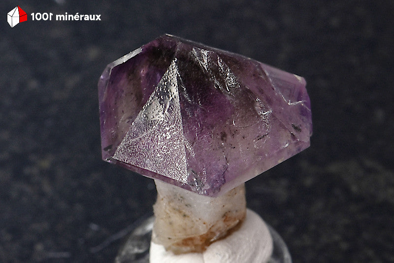 Améthyste sceptre de Madagascar - Détail de l’apex du cristal pourpre translucide - BH702
