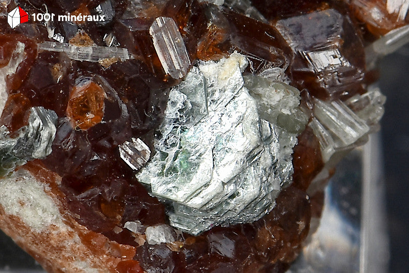 Muscovite associée à la Spessartite du Pakistan - Détail des cristaux lamellaires aux reflets argentés - BH711
