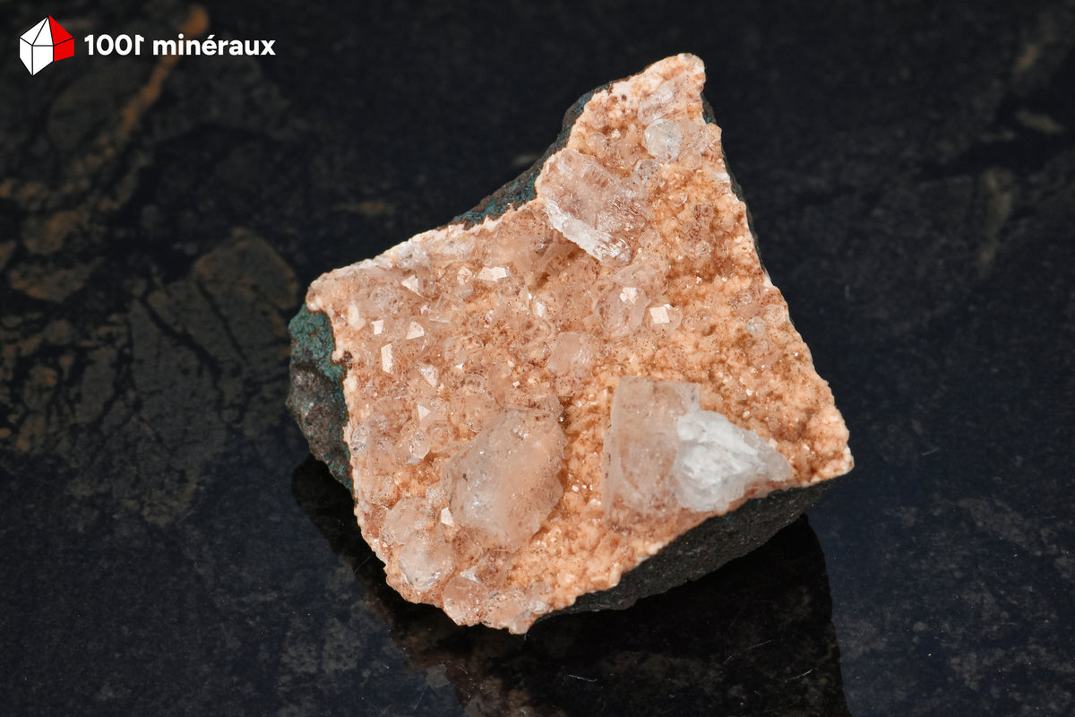 Apophyllite sur Heulandite d’Inde - Cristaux translucides et Heulandite saumon sur roche mère foncée - 86 g - BH721
