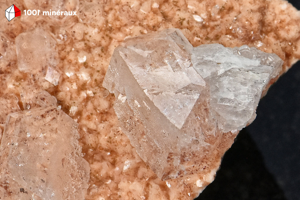Apophyllite et Heulandite d’Inde - Détail des contrastes entre cristaux translucides et teintes saumon - BH721

