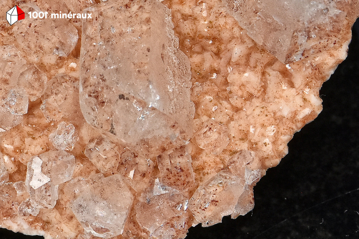 Apophyllite sur Heulandite d’Inde - Détail du spécimen sur roche mère gris-brun foncé - BH721
