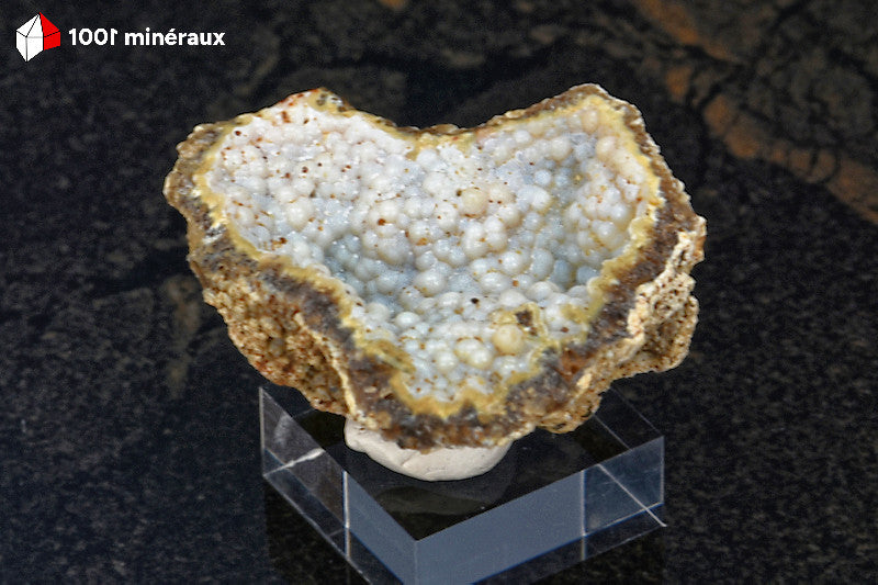 Calcédoine du Maroc - Géode présentée sur socle de 4,6 x 3,8 x 2,3 cm - BH725
