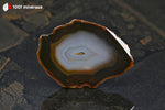 Tranche d'Agate naturelle du Brésil (ovoïde, bandes brun sombre à incolore, centre translucide) - 25 g / BH763 - Vignette | 1001 minéraux