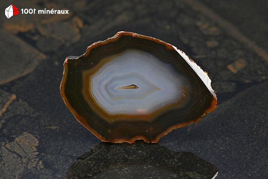 Tranche Agate naturelle Brésil - Détail de la gradation brun foncé vers centre translucide incolore - 25 g
