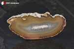 Tranche d'Agate naturelle du Brésil (allongée, large bande beige, bandes claires, centre cristallisé) - 39 g / BH767 - Vignette | 1001 minéraux