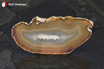 Tranche d'Agate naturelle du Brésil (allongée, large bande beige, bandes claires, centre cristallisé) - 39 g / BH767 - Vignette | 1001 minéraux