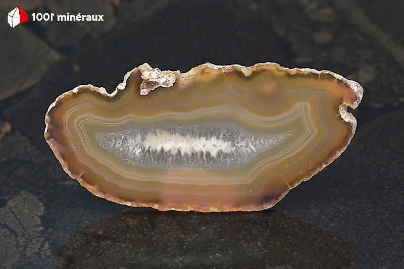 Tranche Agate naturelle Brésil - Détail de la progression beige vers le centre cristallisé aux microcristaux de Quartz - 39 g
