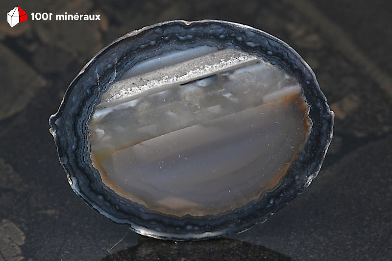 Tranche Agate naturelle Brésil - Forme circulaire translucide, bande bleu-gris foncé et bandes rectilignes bleu-gris et beige - 44 g - BH769
