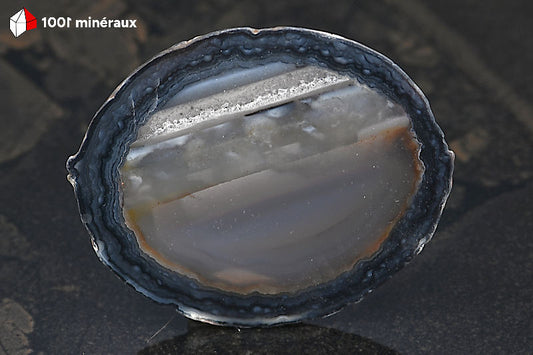 Tranche Agate naturelle Brésil - Forme circulaire translucide, bande bleu-gris foncé et bandes rectilignes bleu-gris et beige - 44 g - BH769
