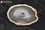 Tranche d'Agate naturelle du Brésil (ovoïde, bordure blanche et brune, centre translucide cristallisé) - 39 g / BH770 - Vignette | 1001 minéraux