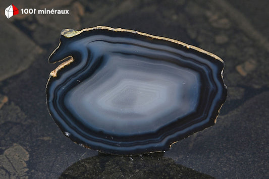 Tranche Agate teintée noire Brésil - Détail du contraste entre les bandes noires et le centre translucide - 37 g
