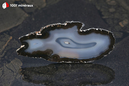 Tranche Agate teintée noire Brésil - Détail du contraste entre la bordure noire et le centre translucide - 26 g
