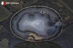 Tranche d'Agate teintée noire du Brésil (ovoïde translucide, bordure et bande noire, centre beige clair) - 41 g / BH774 - Vignette | 1001 minéraux
