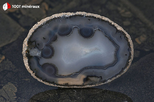 Tranche Agate teintée noire Brésil - Détail de la bande noire concentrique et du centre beige très clair - 41 g
