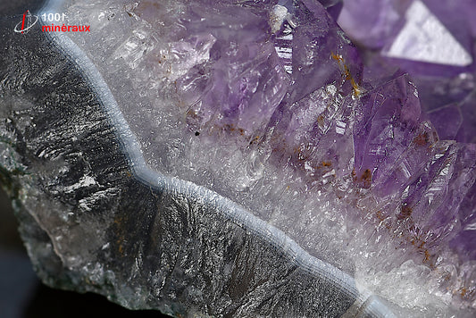 Minéral d'améthyste cristallisée violette du Brésil