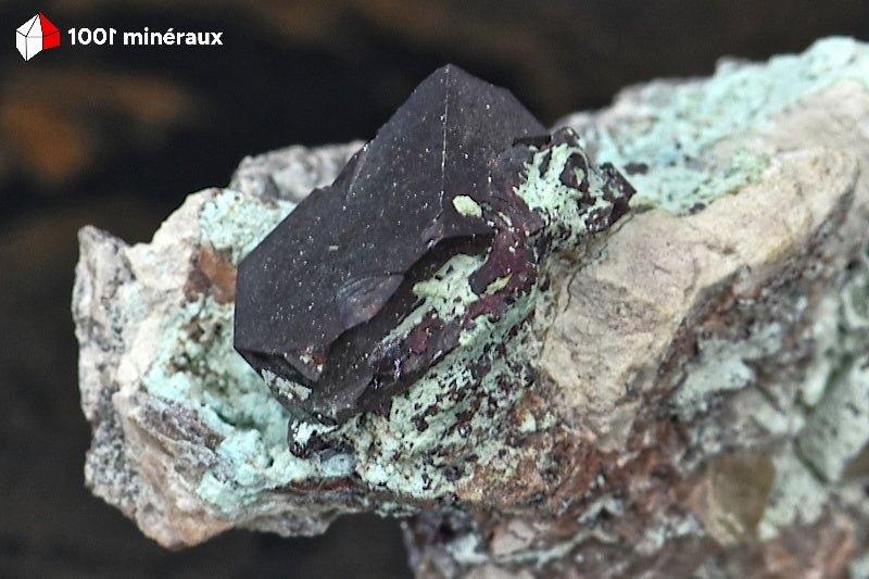Détail d'un cristal noir de Cuprite (oxyde de cuivre).

