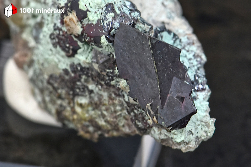 Détail d'un des deux cristaux noirs de Cuprite (oxyde de cuivre).

