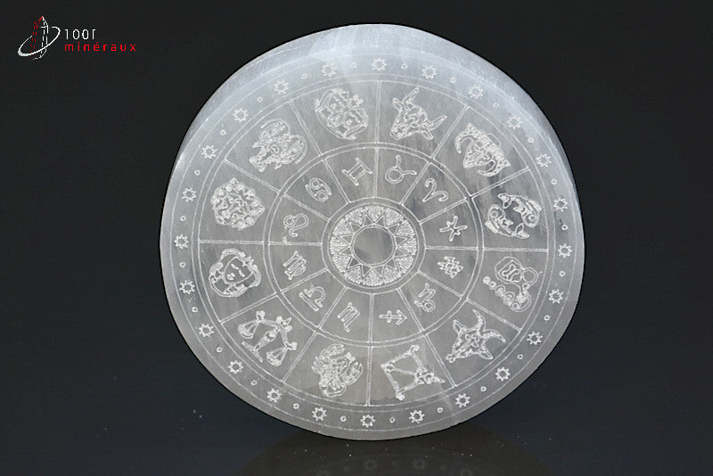 Minéral poli gravé de sélénite blanche