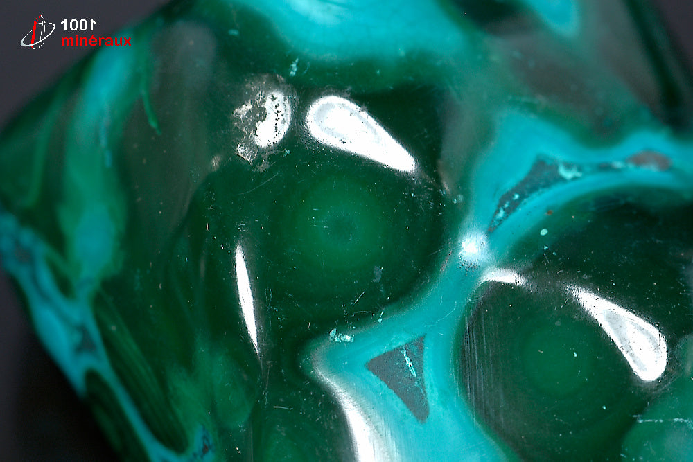 Malachite sur Chrysocolle polie RDC - Détail taches Malachite vert foncé et cercles vert clair - 235 g
