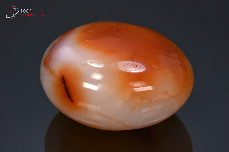 Minéral poli de cornaline orange de Madagascar en galet