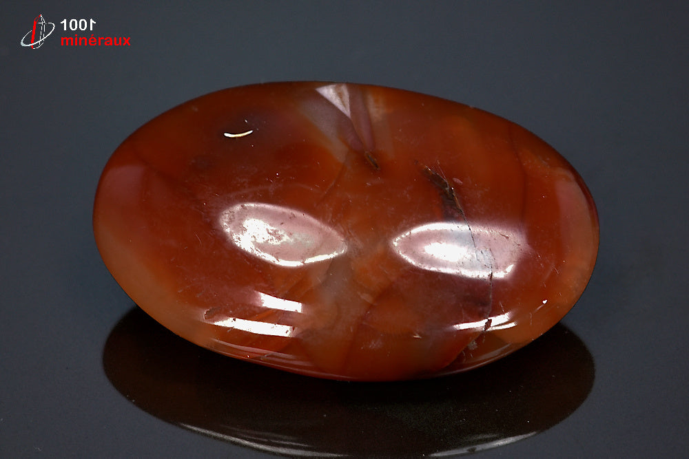 Minéral poli de cornaline orange de Madagascar en galet