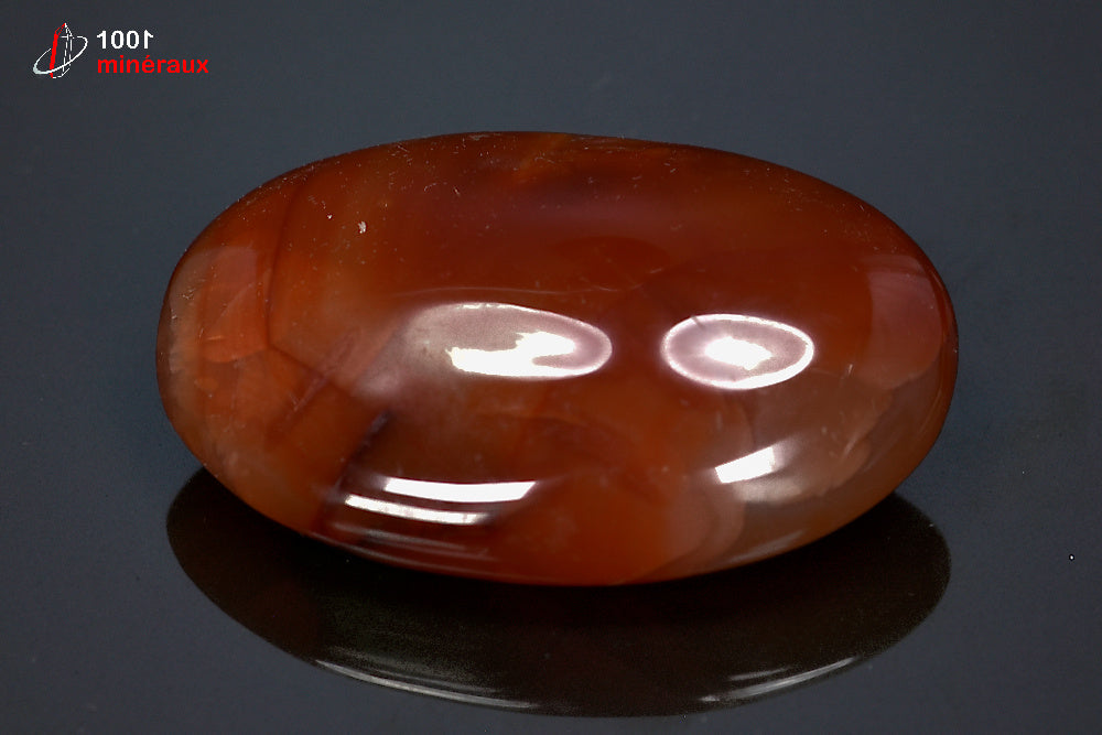 Minéral poli de cornaline orange de Madagascar en galet