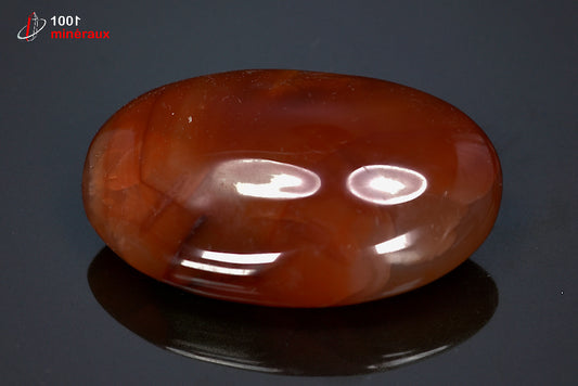 Minéral poli de cornaline orange de Madagascar en galet