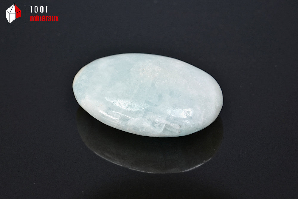 Minéral poli d'aragonite bleue ou calcite des Caraïbes de Madagascar