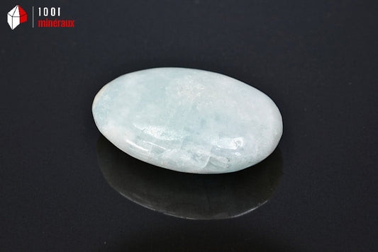 Minéral poli d'aragonite bleue ou calcite des Caraïbes de Madagascar