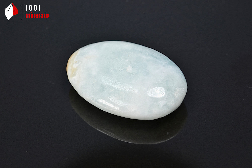 Minéral poli d'aragonite bleue ou calcite des Caraïbes de Madagascar