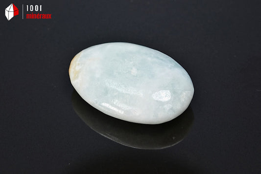 Minéral poli d'aragonite bleue ou calcite des Caraïbes de Madagascar