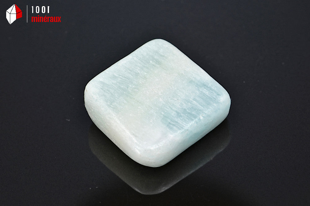 Minéral poli d'aragonite bleue ou calcite des Caraïbes de Madagascar