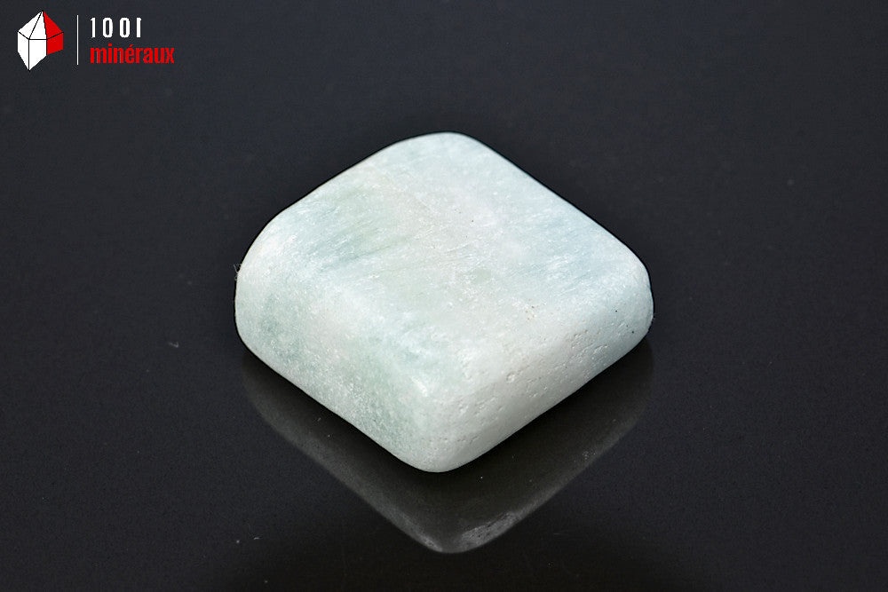 Minéral poli d'aragonite bleue ou calcite des Caraïbes de Madagascar