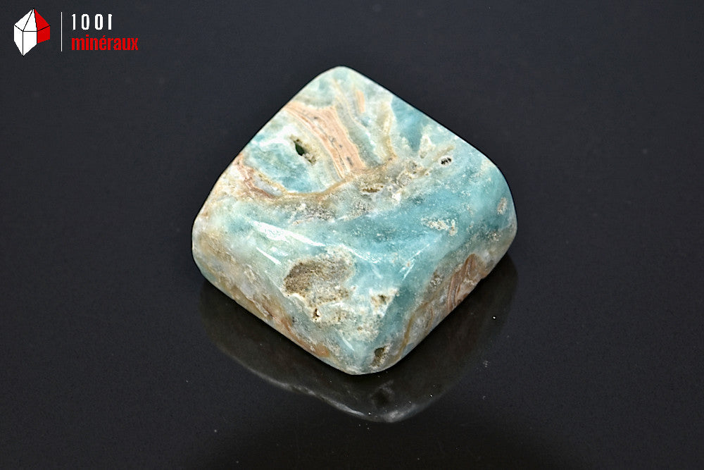 Minéral poli d'aragonite bleue ou calcite des Caraïbes de Madagascar
