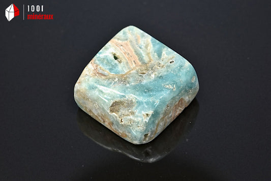 Minéral poli d'aragonite bleue ou calcite des Caraïbes de Madagascar