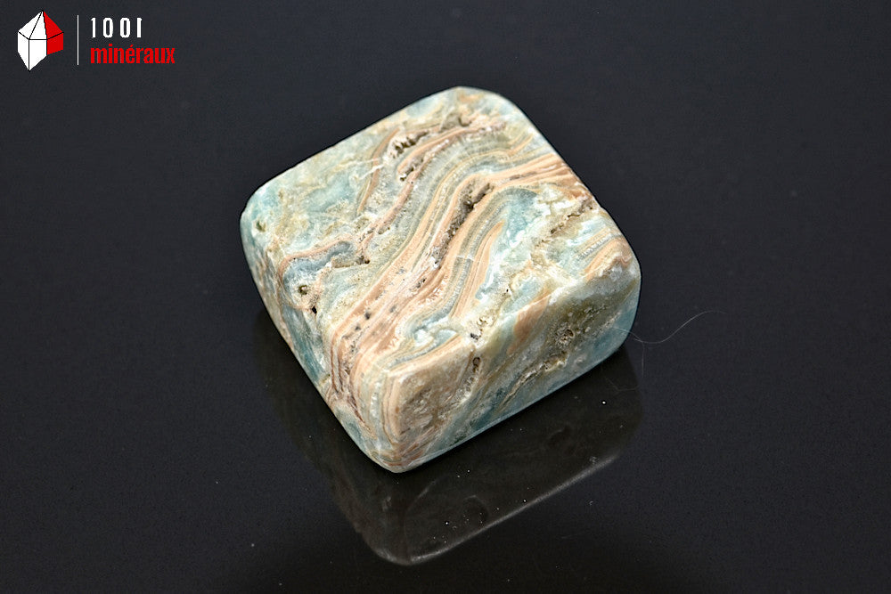 Minéral poli d'aragonite bleue ou calcite des Caraïbes de Madagascar