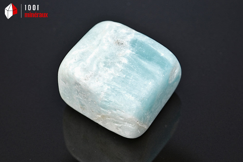 Minéral poli d'aragonite bleue ou calcite des Caraïbes de Madagascar