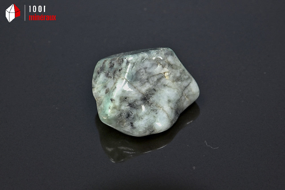 Minéral poli d'émeraude du Brésil