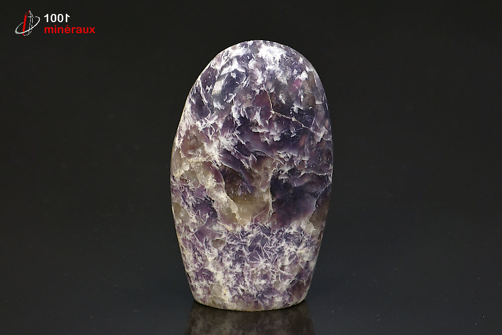 Minéral poli de lépidolite violette en forme libre de Madagascar