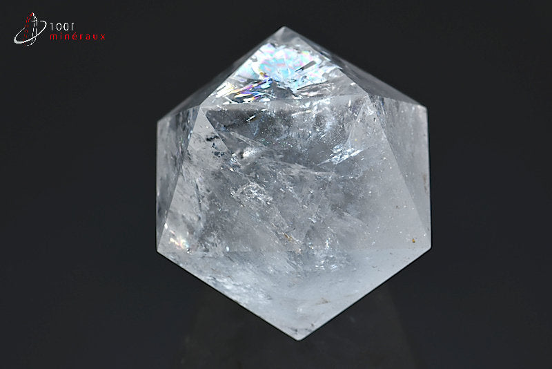 Minéral taillé en forme d'icosaèdre en cristal de roche