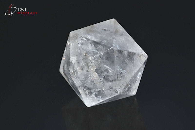Minéral taillé en forme d'icosaèdre en cristal de roche