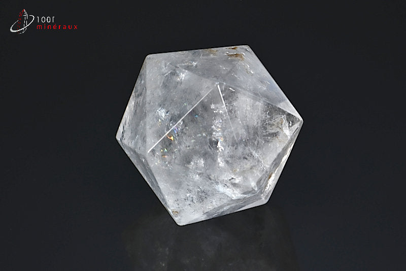 Minéral taillé en forme d'icosaèdre en cristal de roche