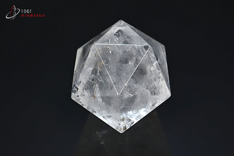 Minéral taillé en forme d'icosaèdre en cristal de roche
