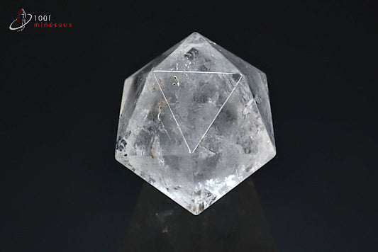 Minéral taillé en forme d'icosaèdre en cristal de roche