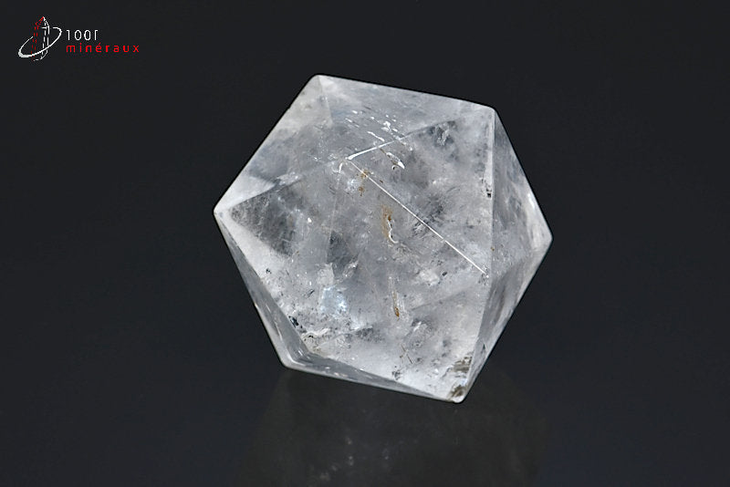Minéral taillé en forme d'icosaèdre en cristal de roche