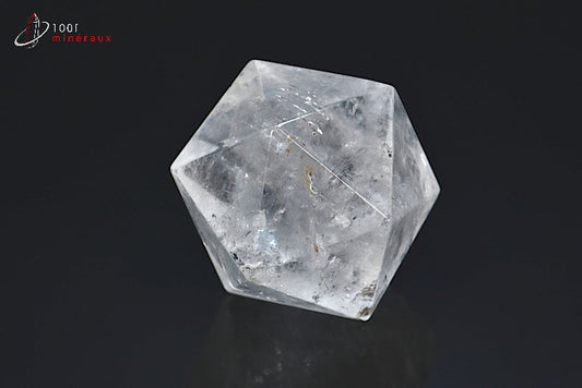 Minéral taillé en forme d'icosaèdre en cristal de roche