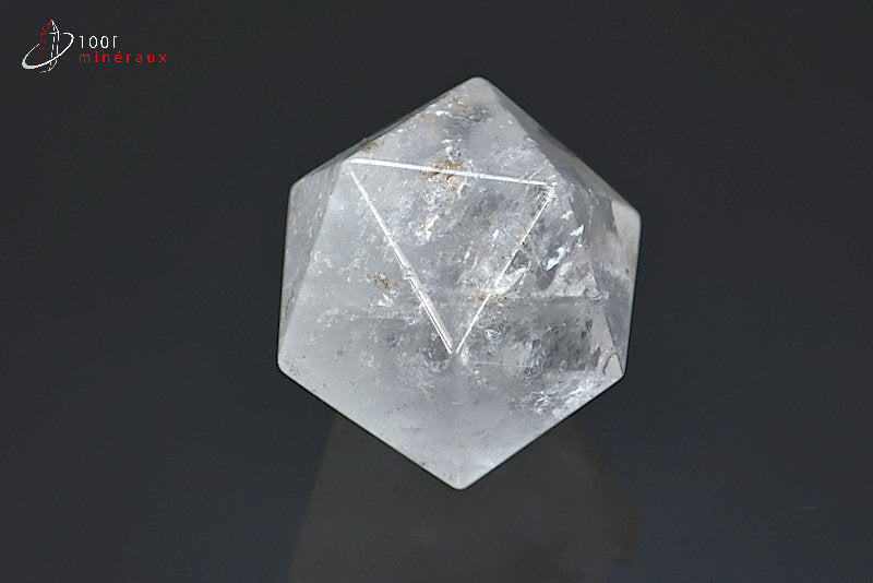 Minéral taillé en forme d'icosaèdre en cristal de roche
