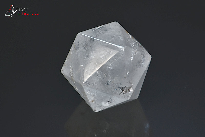 Minéral taillé en forme d'icosaèdre en cristal de roche